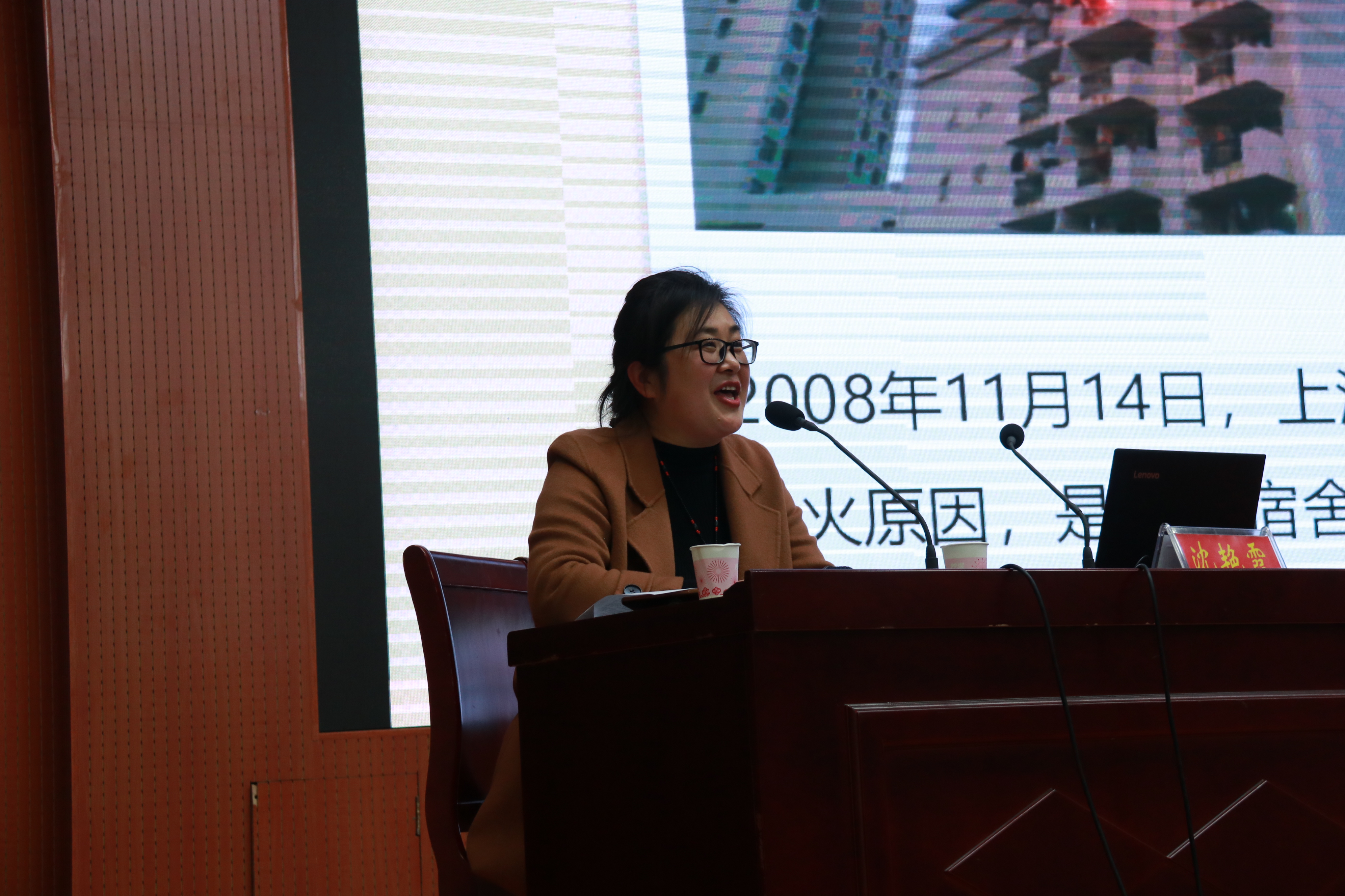 摄影:胡震 (2).JPG 摄影:胡震 (2).JPG